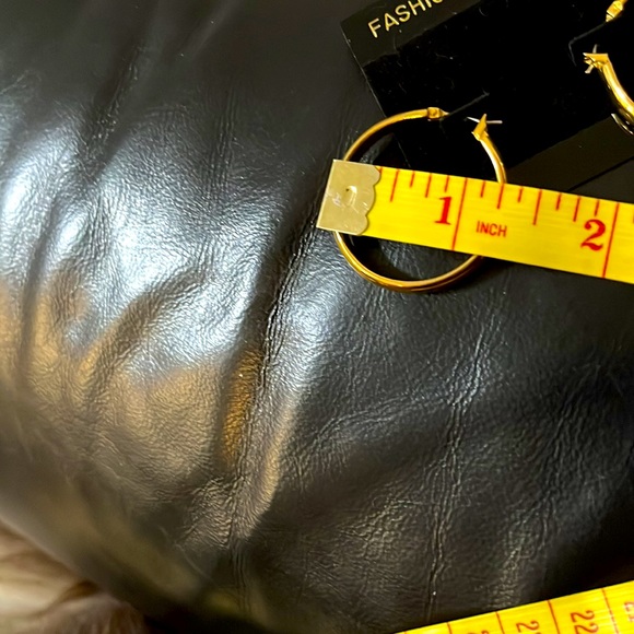 Vintage Beautiful Gold Filled Round classy Earrings. They look real. - Picture 4 of 8